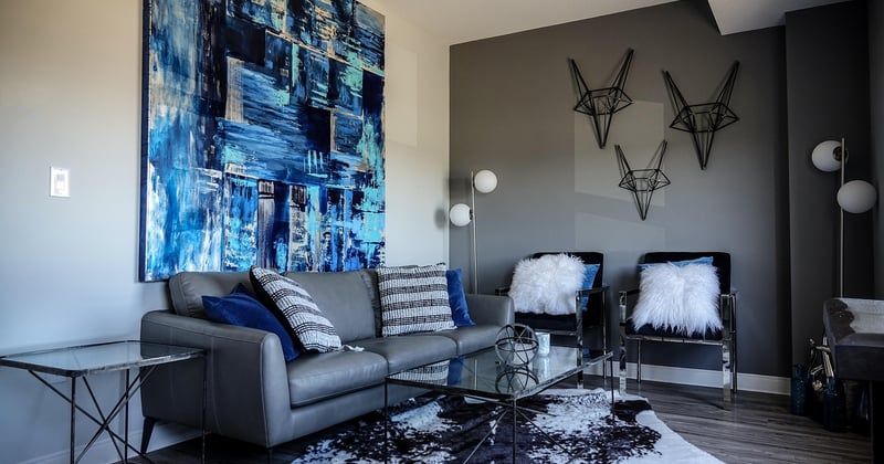 Peinture mate ou satinée pour une chambre : que choisir pour un rendu parfait ?