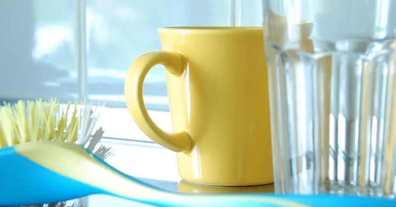 Astuces de rangement pour petite cuisine : la verticale et le vide sous le plan